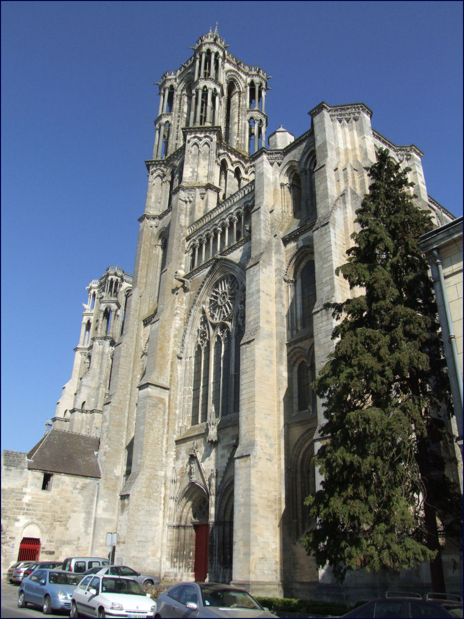 Jouer à l'ombre des tours.